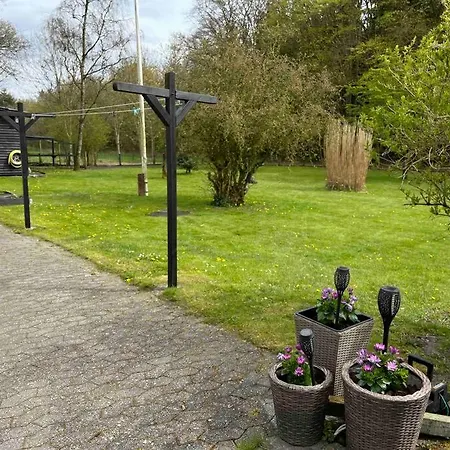 Idyllisk Beliggende Hus Pa Landet Naer Skov *