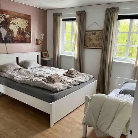 Idyllisk Beliggende Hus Pa Landet Naer Skov 格林斯泰兹