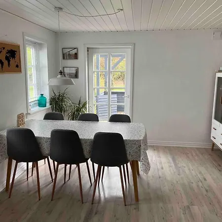 Idyllisk Beliggende Hus Pa Landet Naer Skov 格林斯泰兹